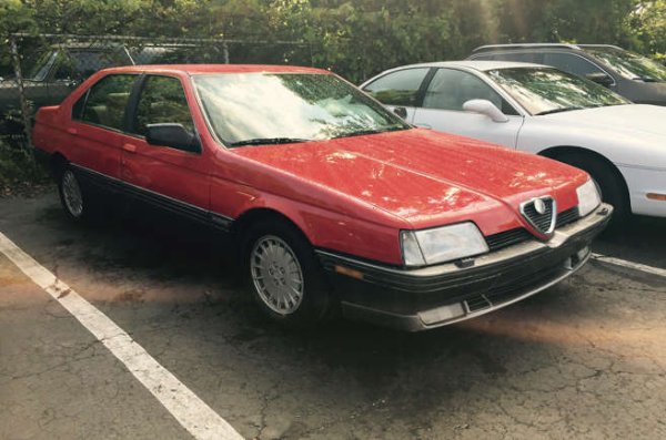 Alfa Romeo 164 всъщност е колективен продукт, защото е базиран на споделена платформа, разработена от Alfa, Fiat, Lancia и Saab. 
Формата на 164 успа да бъде едновременно ъглова и елегантна, а интериорът изключително стилен за 80-те години на миналия век с огромна централна купчина, покрита с копчета.
